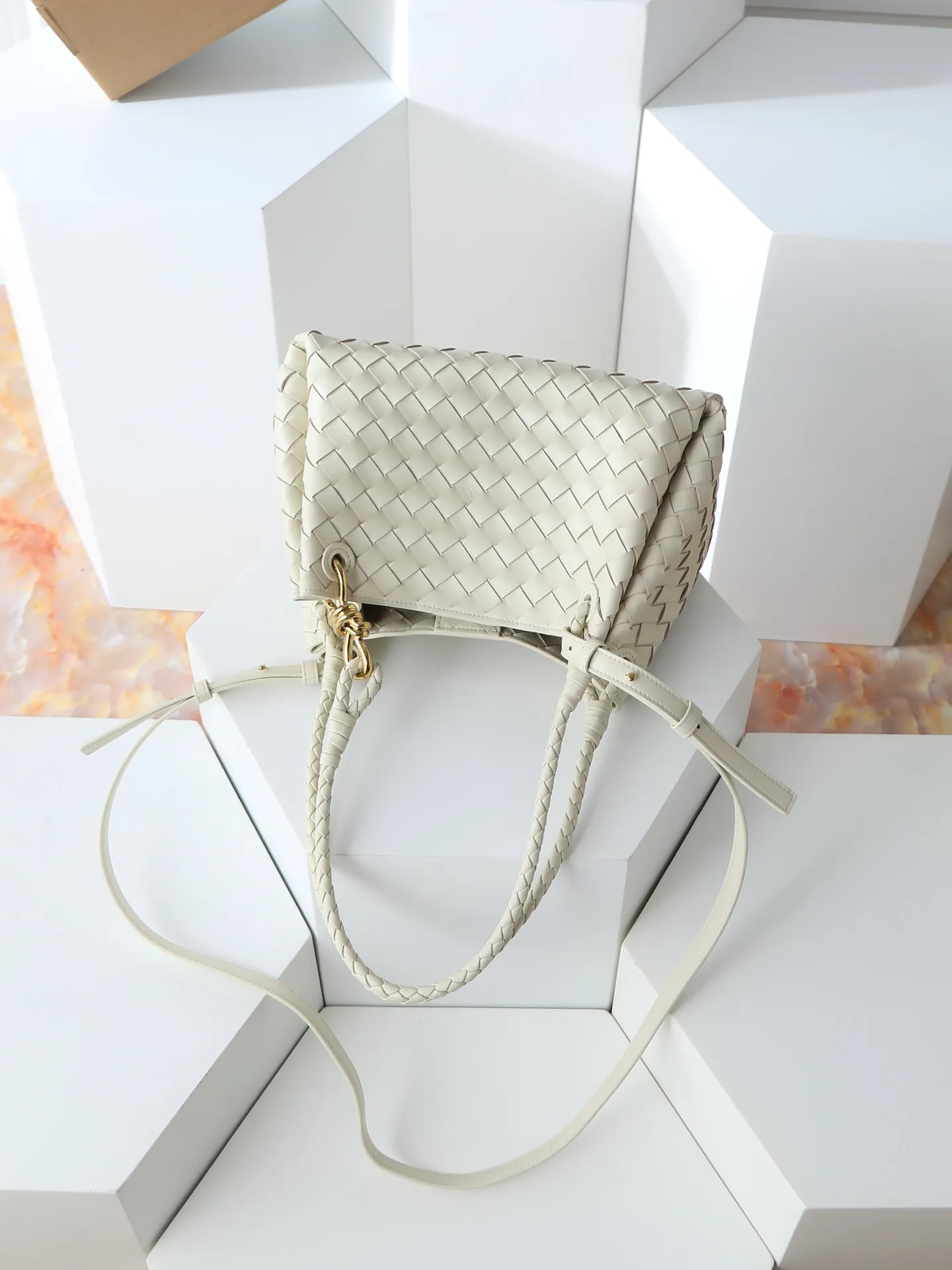 1300. BV's new intrecciato woven leather shoulder bag 🪂 835921 comes with a detachable diagonal shoulder strap and comes with a mini bag inside. The appearance retains the unique design of BV woven leather. The parachute bag is a bag that makes people fall in love before seeing the real thing. The small golden knot embellishment is full of simple and high-end sense to meet your needs in different occasions. Size: 29.5X18.5X17.5cm